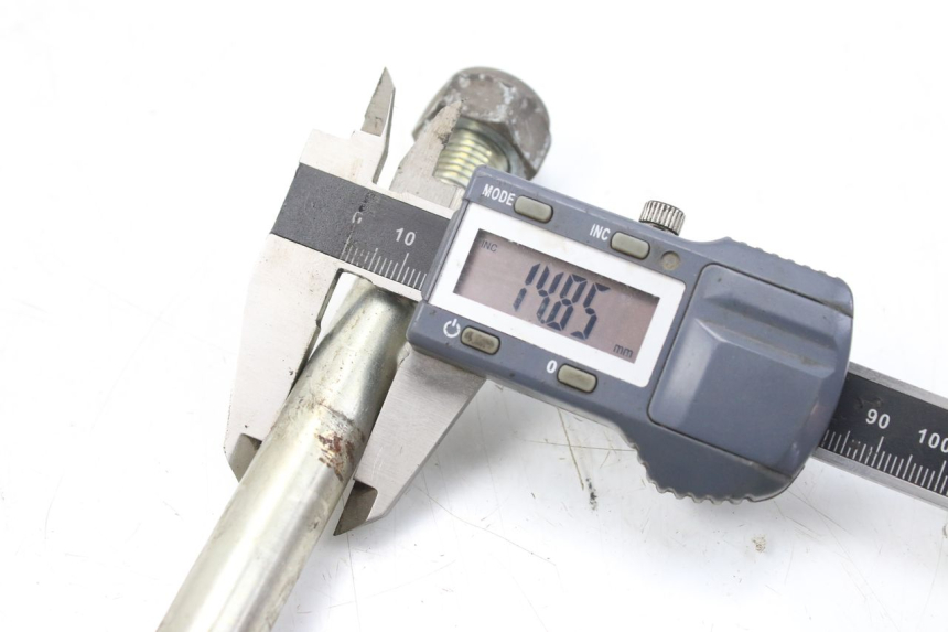 photo de FRONT WHEEL AXLE PEUGEOT CITYSTAR 50 (2013 - 2017) - Zoom on usage condition