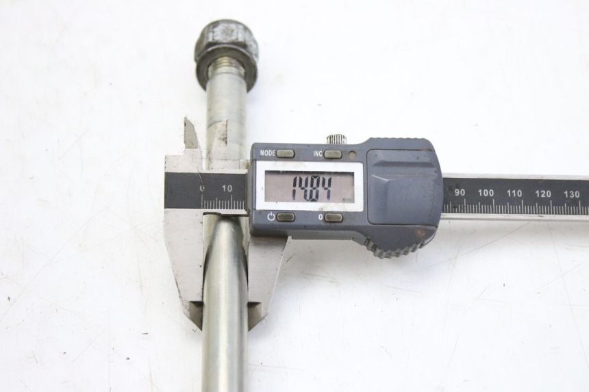 photo de FRONT WHEEL AXLE PEUGEOT CITYSTAR 50 (2013 - 2017) - Technical close-up