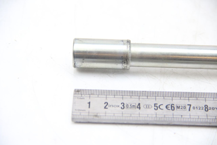 photo de FRONT WHEEL AXLE PEUGEOT CITYSTAR 50 (2013 - 2017) - Technical close-up