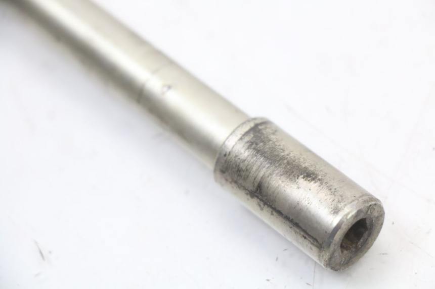 photo de FRONT WHEEL AXLE PEUGEOT CITYSTAR 50 (2013 - 2017) - Alternative perspective