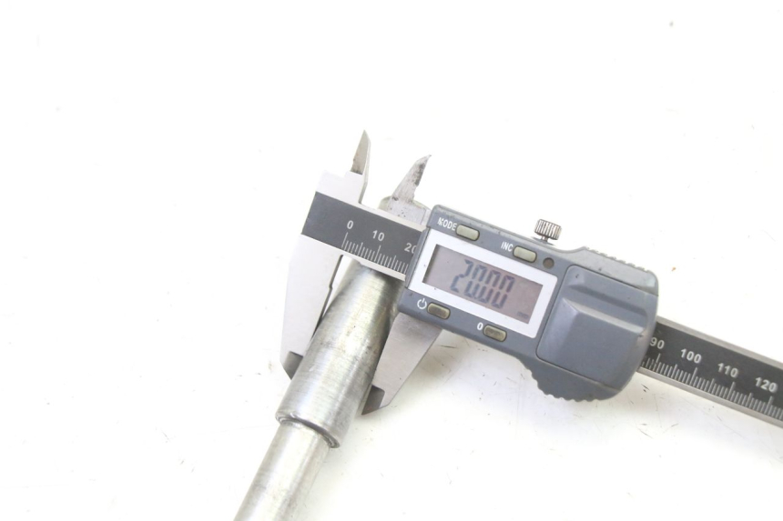 photo de FRONT WHEEL AXLE APRILIA CLASSIC 125 (1995 - 2001) - Technical close-up