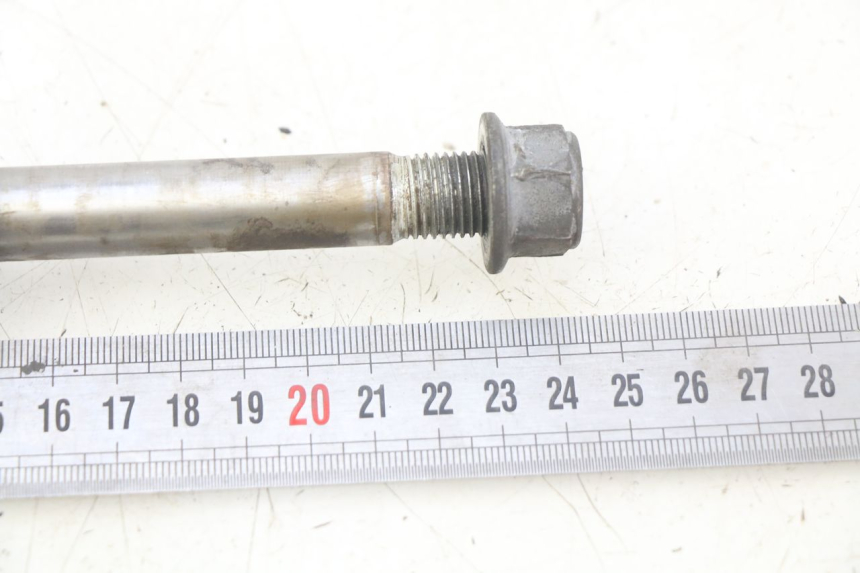 photo de FRONT WHEEL AXLE HONDA CM 125 (1983 - 2003) - Zoom on usage condition