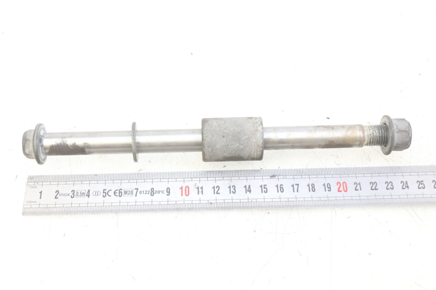 photo de FRONT WHEEL AXLE HONDA CM 125 (1983 - 2003) - Alternative perspective
