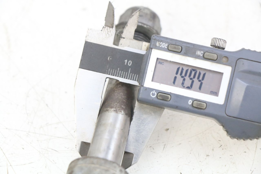 photo de FRONT WHEEL AXLE HONDA CM 125 (1983 - 2003) - Technical close-up