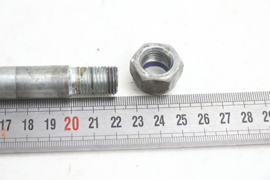 photo de FRONT WHEEL AXLE HM HONDA CRM DERAPAGE RR 50 (2006 - 2017) - Alternative perspective