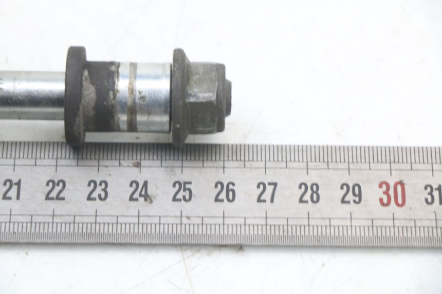 photo de FRONT WHEEL AXLE YAMAHA CYGNUS X 125 (2004 - 2007) - Zoom on usage condition