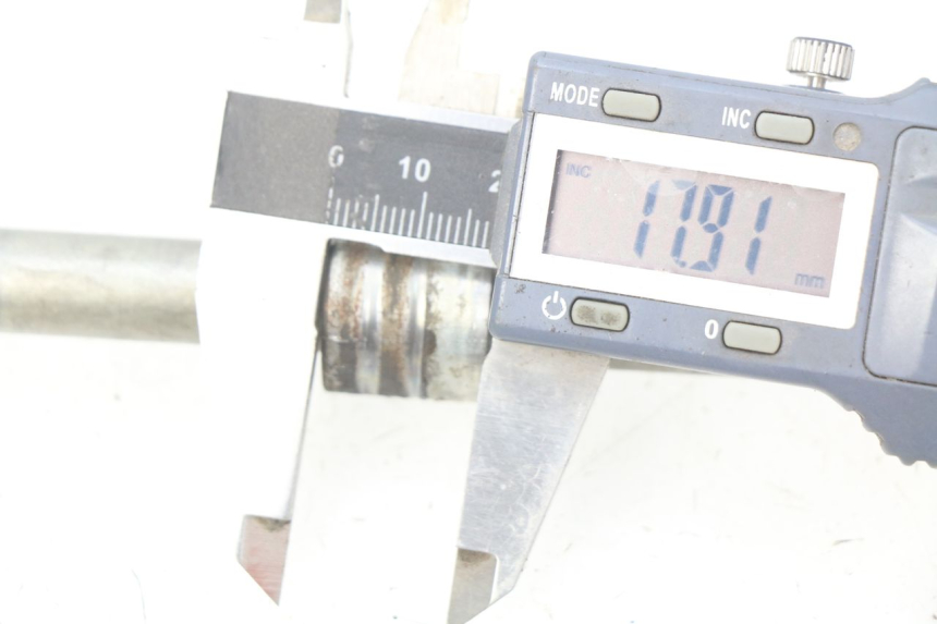 photo de FRONT WHEEL AXLE LONCIN DIRT BIKE 125 - Alternative perspective