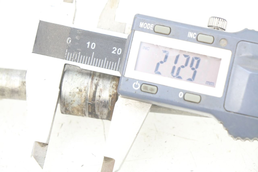 photo de FRONT WHEEL AXLE LONCIN DIRT BIKE 125 - Technical close-up