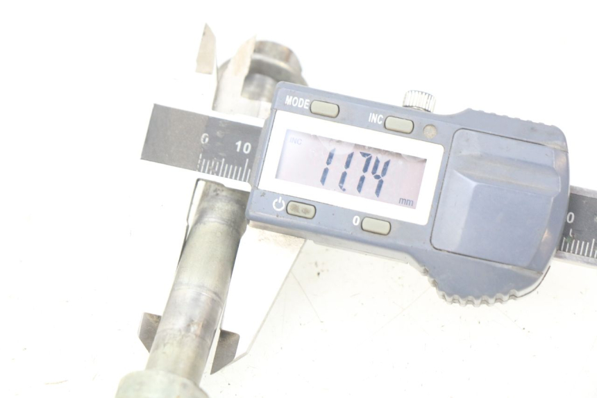 photo de FRONT WHEEL AXLE LONCIN DIRT BIKE 125 - Fixing points details