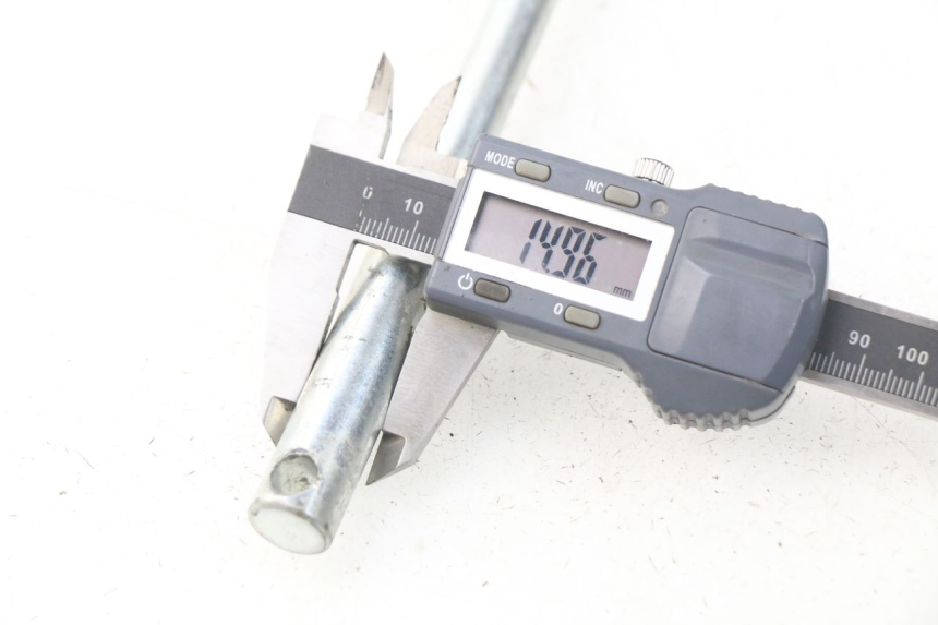 photo de FRONT WHEEL AXLE DERBI DIRT BOY 4T 50 - Zoom on usage condition