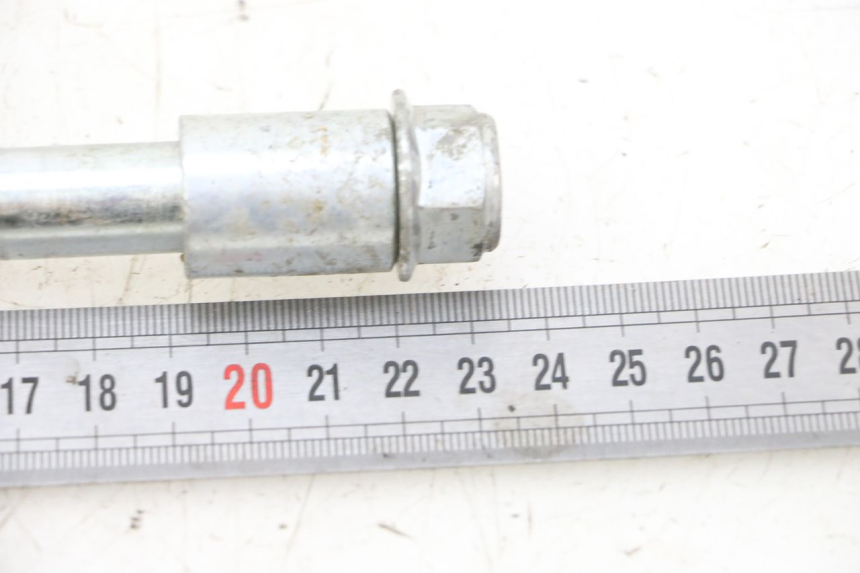 photo de FRONT WHEEL AXLE PROBIKE DIRT 140 - Zoom on usage condition