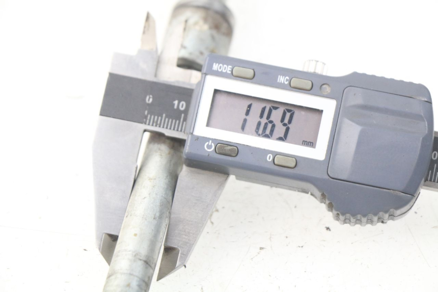 photo de FRONT WHEEL AXLE LIFAN DIRTBIKE 50 - Alternative perspective