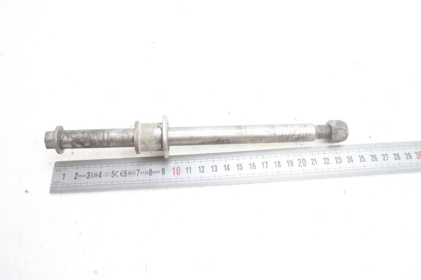 photo de FRONT WHEEL AXLE SUZUKI DR S 600 (1985 - 1989) - Zoom on usage condition