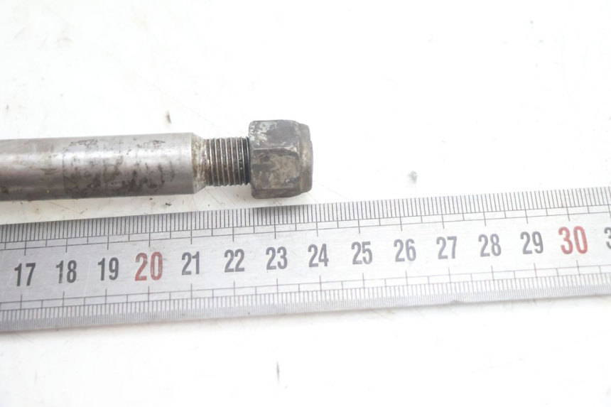 photo de FRONT WHEEL AXLE SUZUKI DR S 600 (1985 - 1989) - Alternative perspective