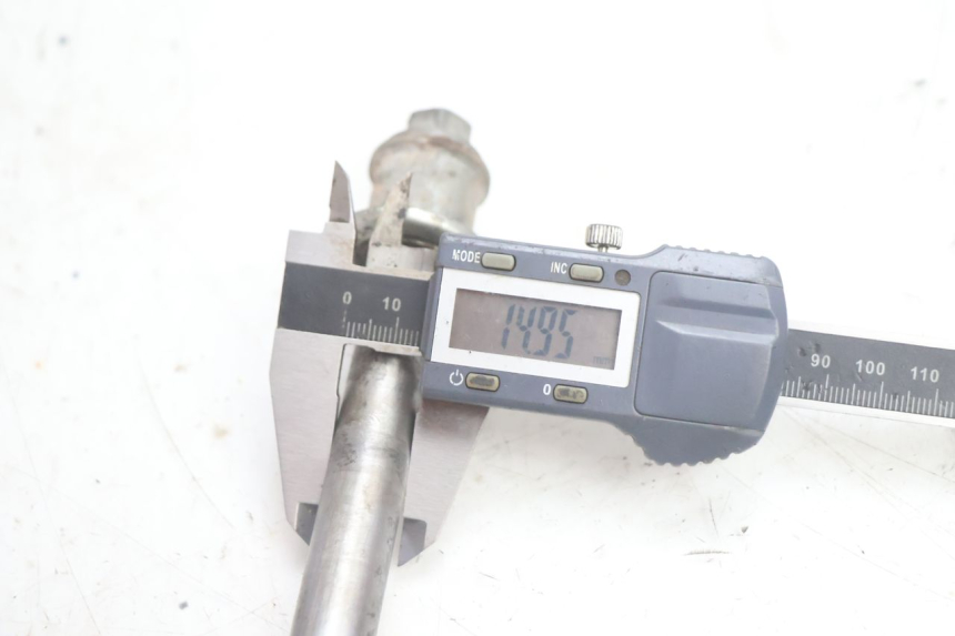 photo de FRONT WHEEL AXLE SUZUKI DR S 600 (1985 - 1989) - Technical close-up
