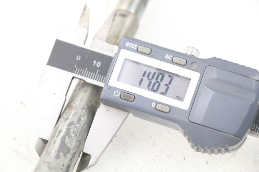 photo de FRONT WHEEL AXLE PEUGEOT ELYSTAR 125 (2002 - 2007) - Technical close-up