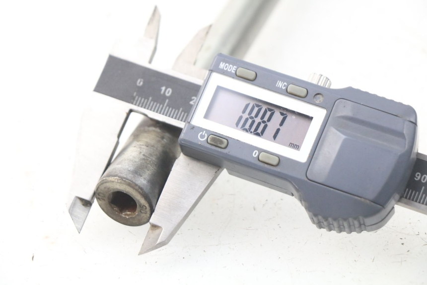 photo de FRONT WHEEL AXLE PEUGEOT ELYSTAR 50 (2002 - 2014) - Alternative perspective