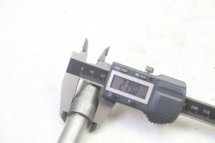 photo de FRONT WHEEL AXLE APRILIA ETX 125 (1998 - 2002) - Technical close-up