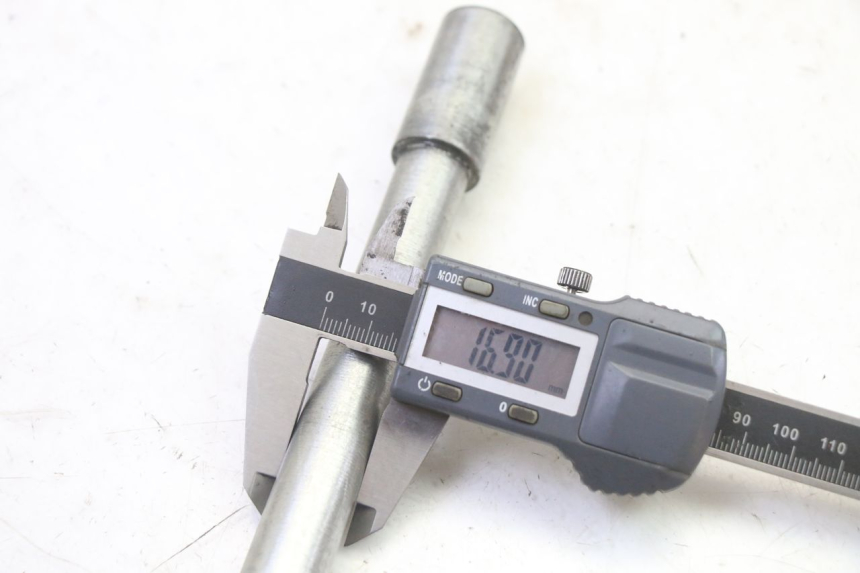 photo de FRONT WHEEL AXLE APRILIA ETX 125 (1998 - 2002) - Product overview