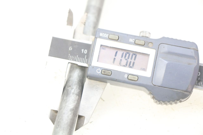 photo de FRONT WHEEL AXLE HONDA FES PANTHEON 2T 125 (1998 - 2002) - Alternative perspective