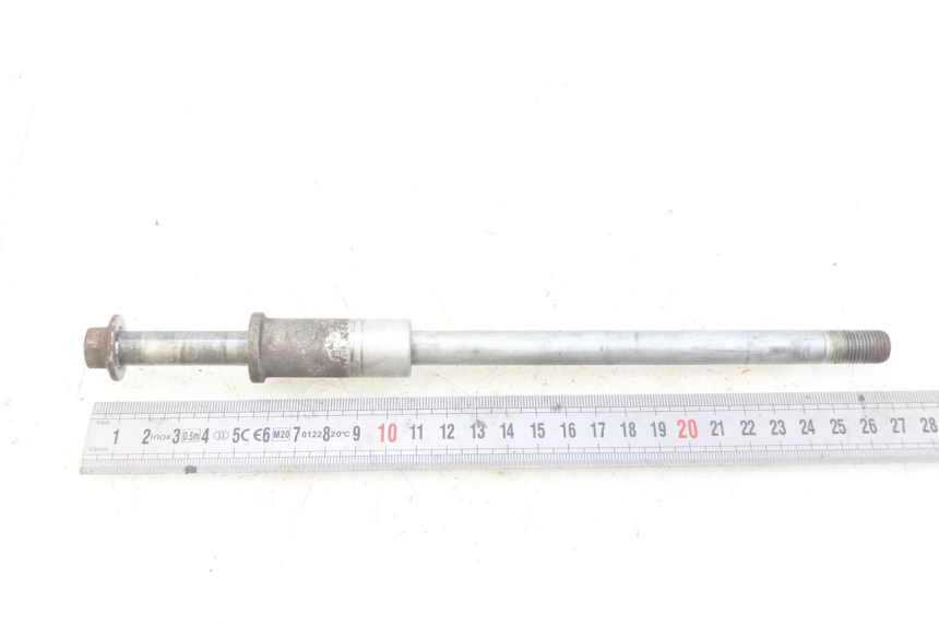 photo de FRONT WHEEL AXLE HONDA FES PANTHEON 2T 125 (1998 - 2002) - Zoom on usage condition