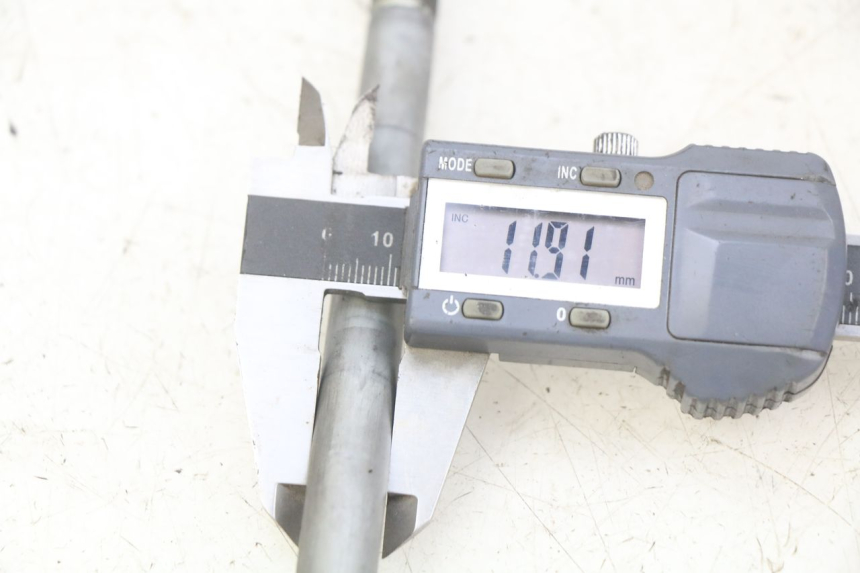 photo de FRONT WHEEL AXLE HONDA FES PANTHEON 2T 125 (1998 - 2002) - Alternative perspective