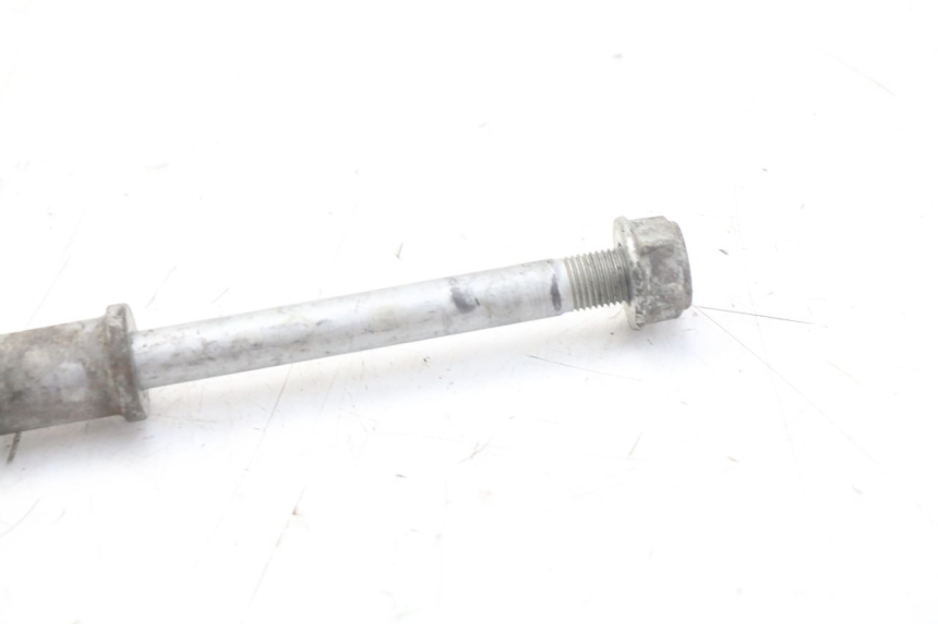 photo de FRONT WHEEL AXLE HONDA FES PANTHEON 2T 125 (1998 - 2002) - Zoom on usage condition