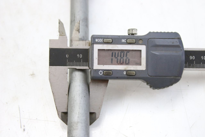 photo de FRONT WHEEL AXLE HONDA FES S-WING SWING ABS 125 (2007 - 2015) - Technical close-up