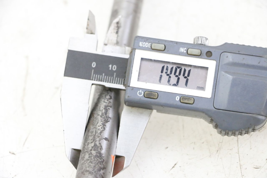 photo de FRONT WHEEL AXLE YAMAHA FJ 36Y 1100 (1984 - 1985) - Alternative perspective