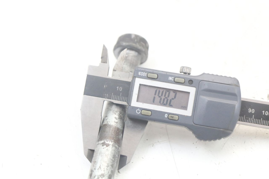 photo de FRONT WHEEL AXLE YAMAHA FJ 3CX 1200 (1986 - 1996) - Alternative perspective