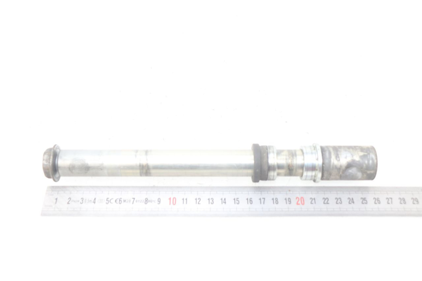 photo de FRONT WHEEL AXLE YAMAHA FJR ABS 1300 (2016 - 2020) - Alternative perspective