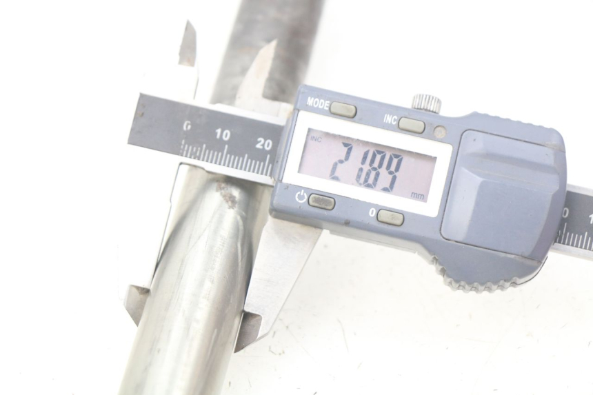 photo de FRONT WHEEL AXLE YAMAHA FJR ABS 1300 (2006 - 2012) - Component detail