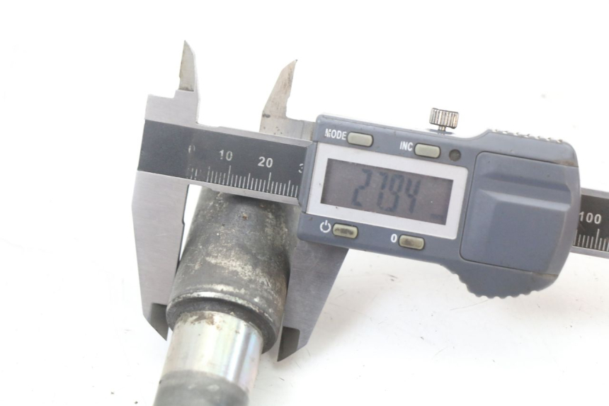 photo de FRONT WHEEL AXLE YAMAHA FJR ABS 1300 (2006 - 2012) - Technical close-up