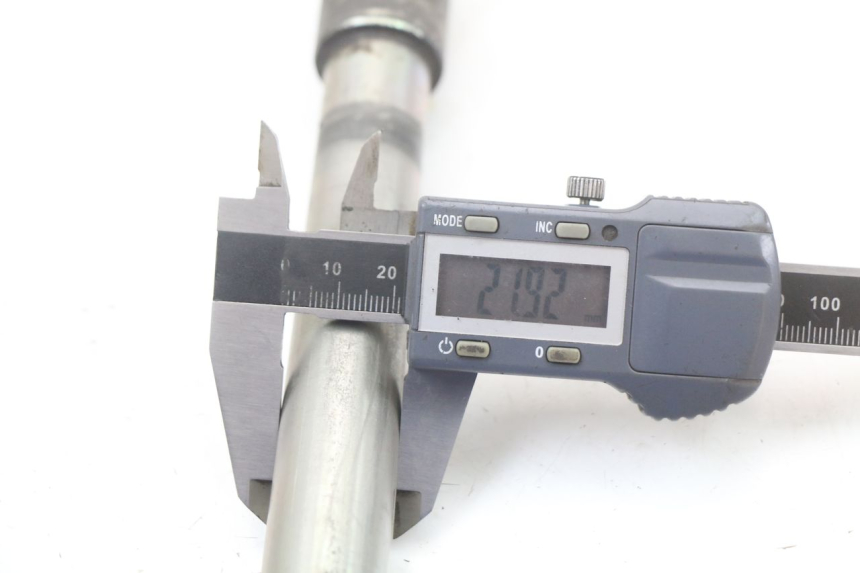 photo de FRONT WHEEL AXLE YAMAHA FJR ABS 1300 (2006 - 2012) - Product overview