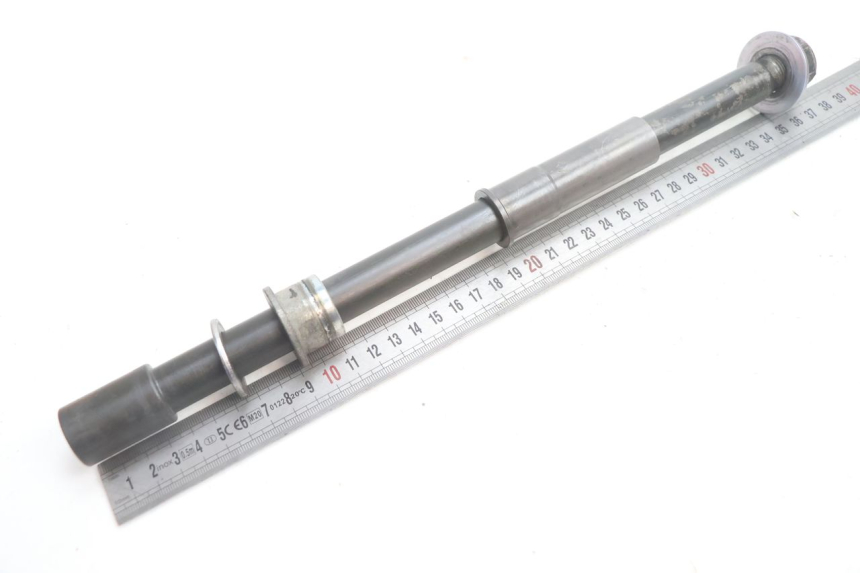 photo de FRONT WHEEL AXLE YAMAHA FJR 1300 (2001 - 2005) - Zoom on usage condition