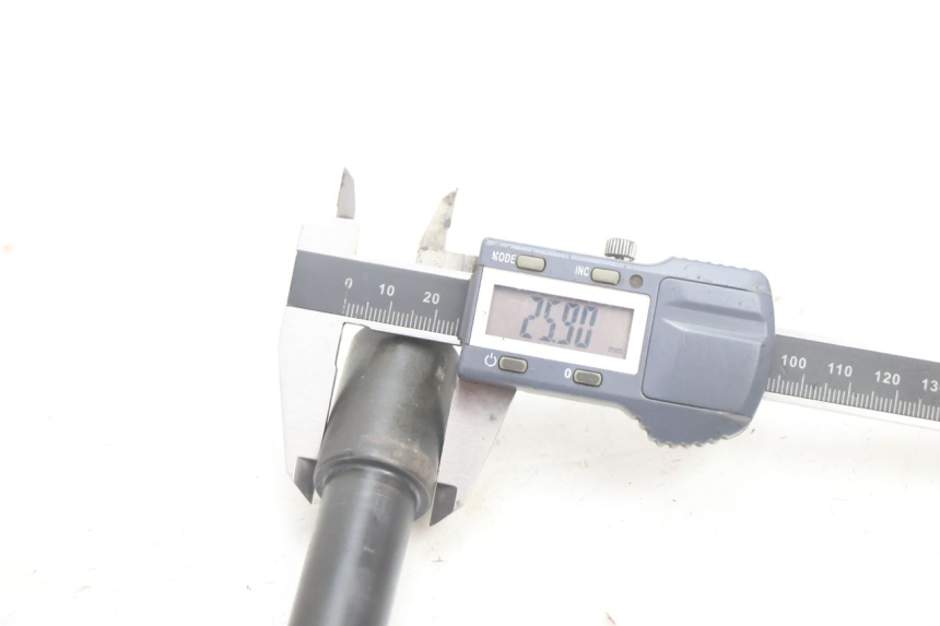 photo de FRONT WHEEL AXLE YAMAHA FJR 1300 (2001 - 2005) - Technical close-up