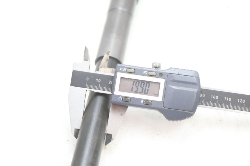 photo de FRONT WHEEL AXLE YAMAHA FJR 1300 (2001 - 2005) - Product overview