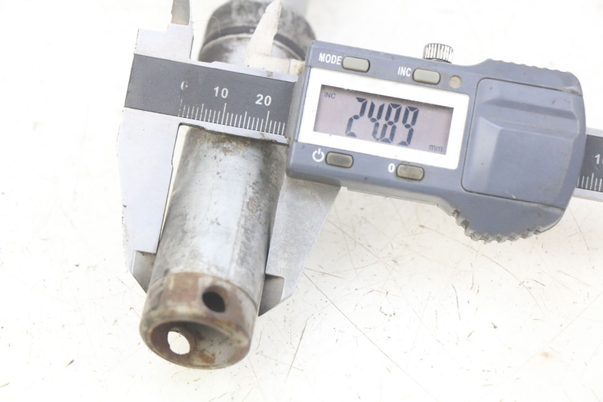 photo de FRONT WHEEL AXLE HONDA FJS SILVERWING SILVER WING 400 (2009 - 2016) - Component detail