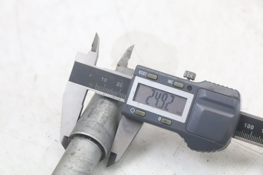 photo de FRONT WHEEL AXLE HONDA FJS SILVERWING SILVER WING 600 (2001 - 2010) - Alternative perspective