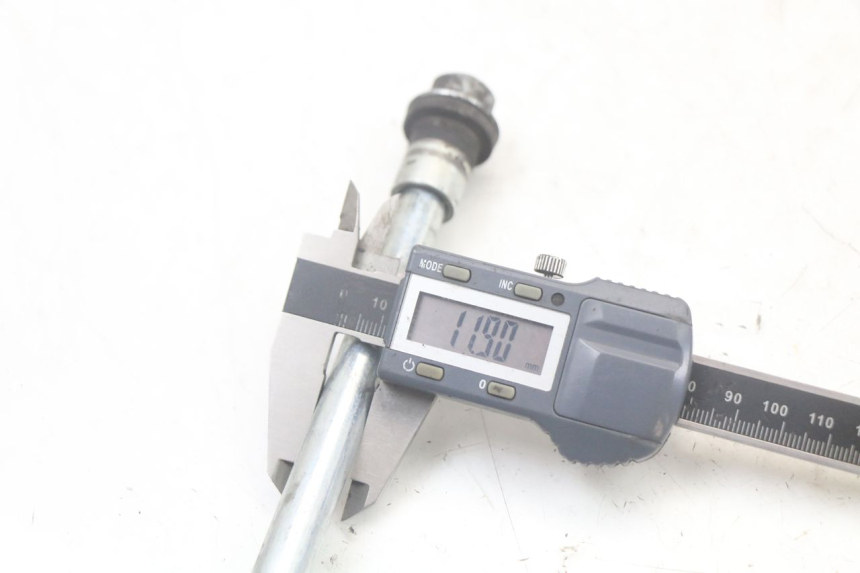 photo de FRONT WHEEL AXLE MBK FLAME X 125 (2004 - 2007) - Alternative perspective