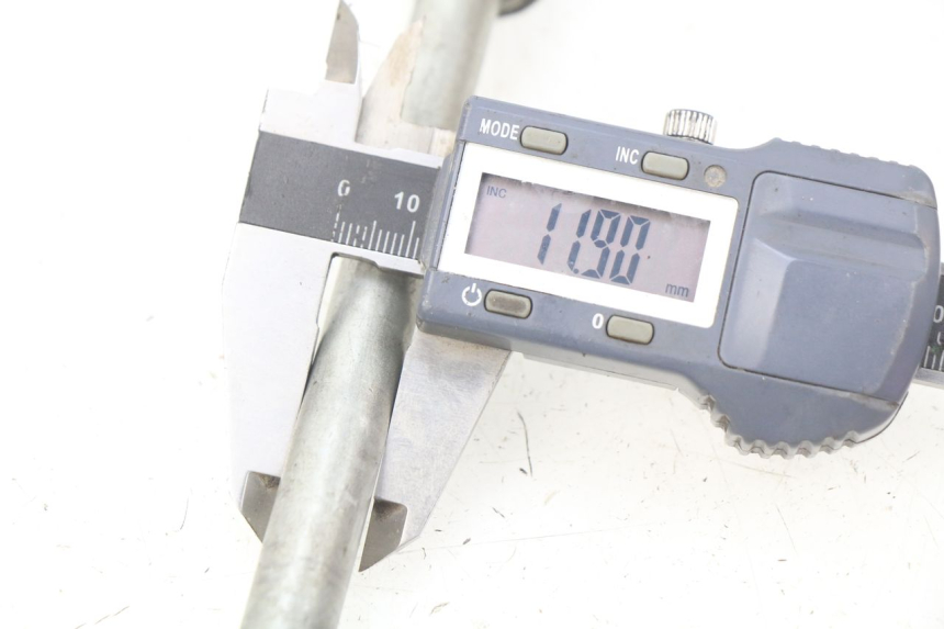 photo de FRONT WHEEL AXLE MBK FLIPPER 50 (2004 - 2012) - Alternative perspective