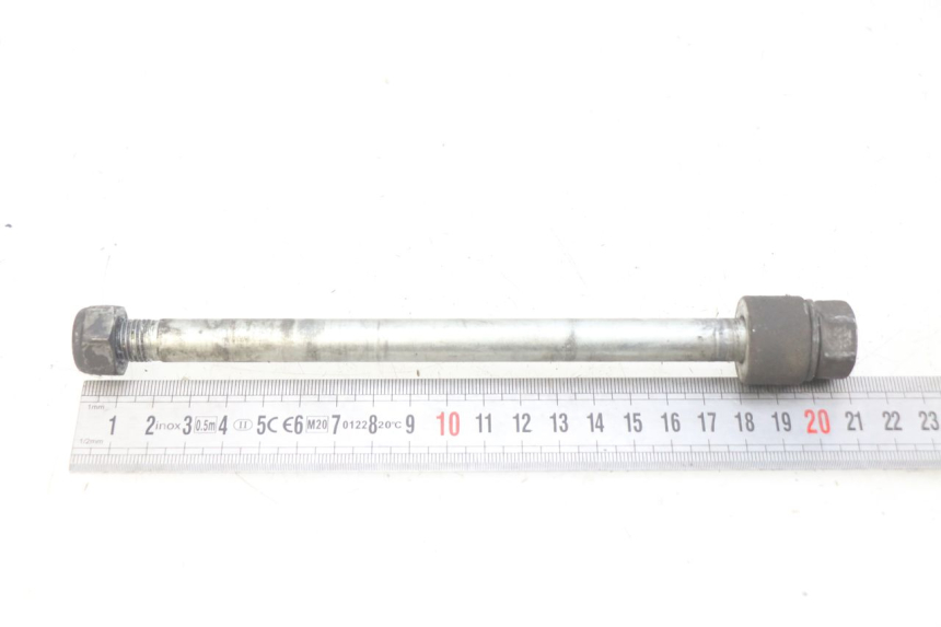 photo de FRONT WHEEL AXLE MBK FLIPPER 50 (2004 - 2012) - Zoom on usage condition