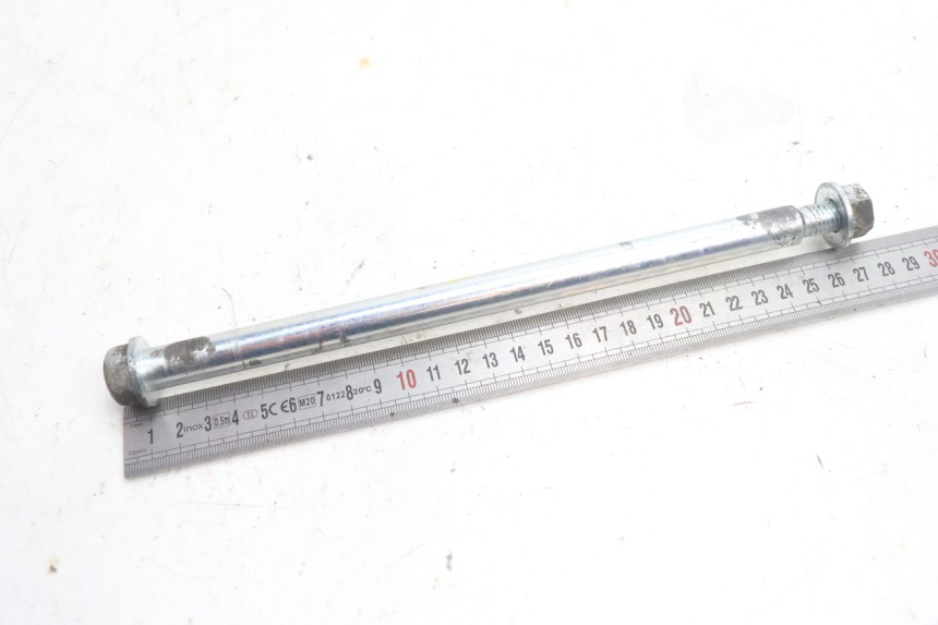 photo de FRONT WHEEL AXLE PIAGGIO FLY 2T 50 (2004 - 2017) - Zoom on usage condition