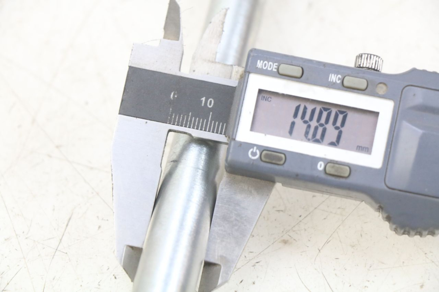 photo de FRONT WHEEL AXLE PIAGGIO FLY 4T 50 (2013 - 2017) - Zoom on usage condition