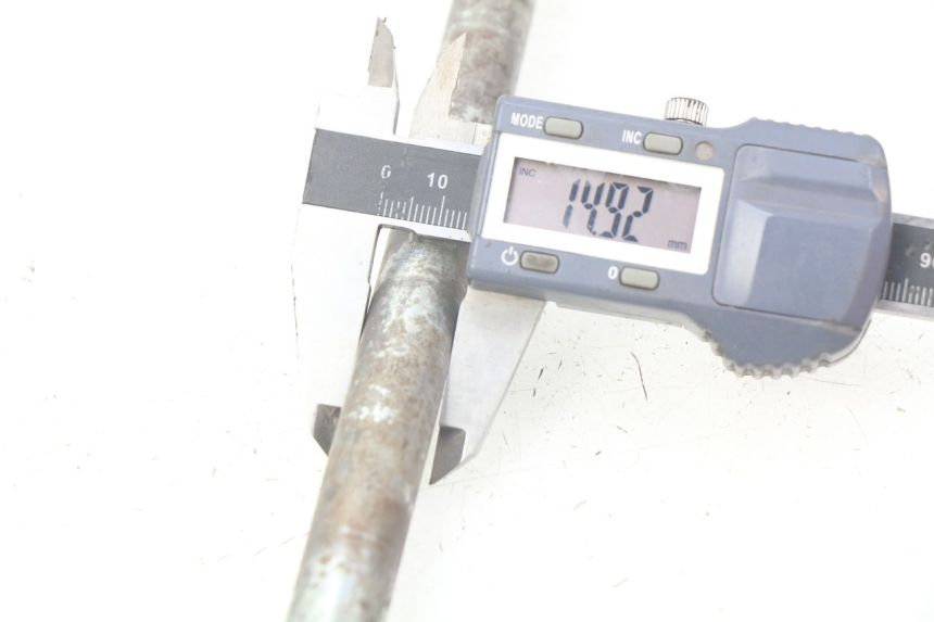 photo de FRONT WHEEL AXLE PIAGGIO FLY 125 (2005 - 2012) - Alternative perspective