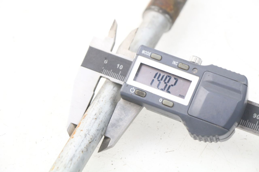 photo de FRONT WHEEL AXLE PIAGGIO FLY IE 125 (2012 - 2017) - Zoom on usage condition