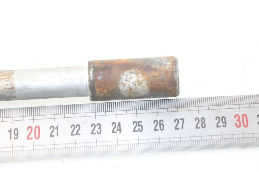 photo de FRONT WHEEL AXLE PIAGGIO FLY IE 125 (2012 - 2017) - Alternative perspective