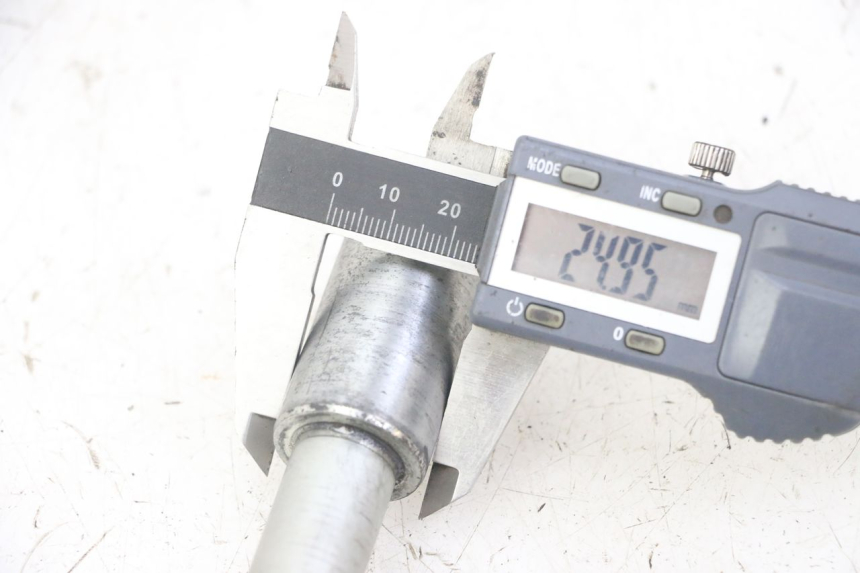 photo de FRONT WHEEL AXLE HONDA FORZA ABS 300 (2013 - 2017) - Alternative perspective