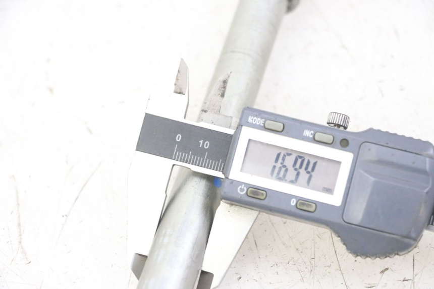 photo de FRONT WHEEL AXLE HONDA FORZA ABS 300 (2013 - 2017) - Technical close-up