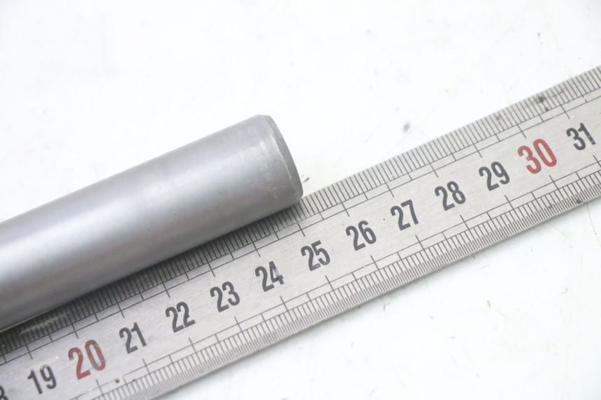 photo de FRONT WHEEL AXLE BMW G310 R 310 (2016 - 2020) - Alternative perspective